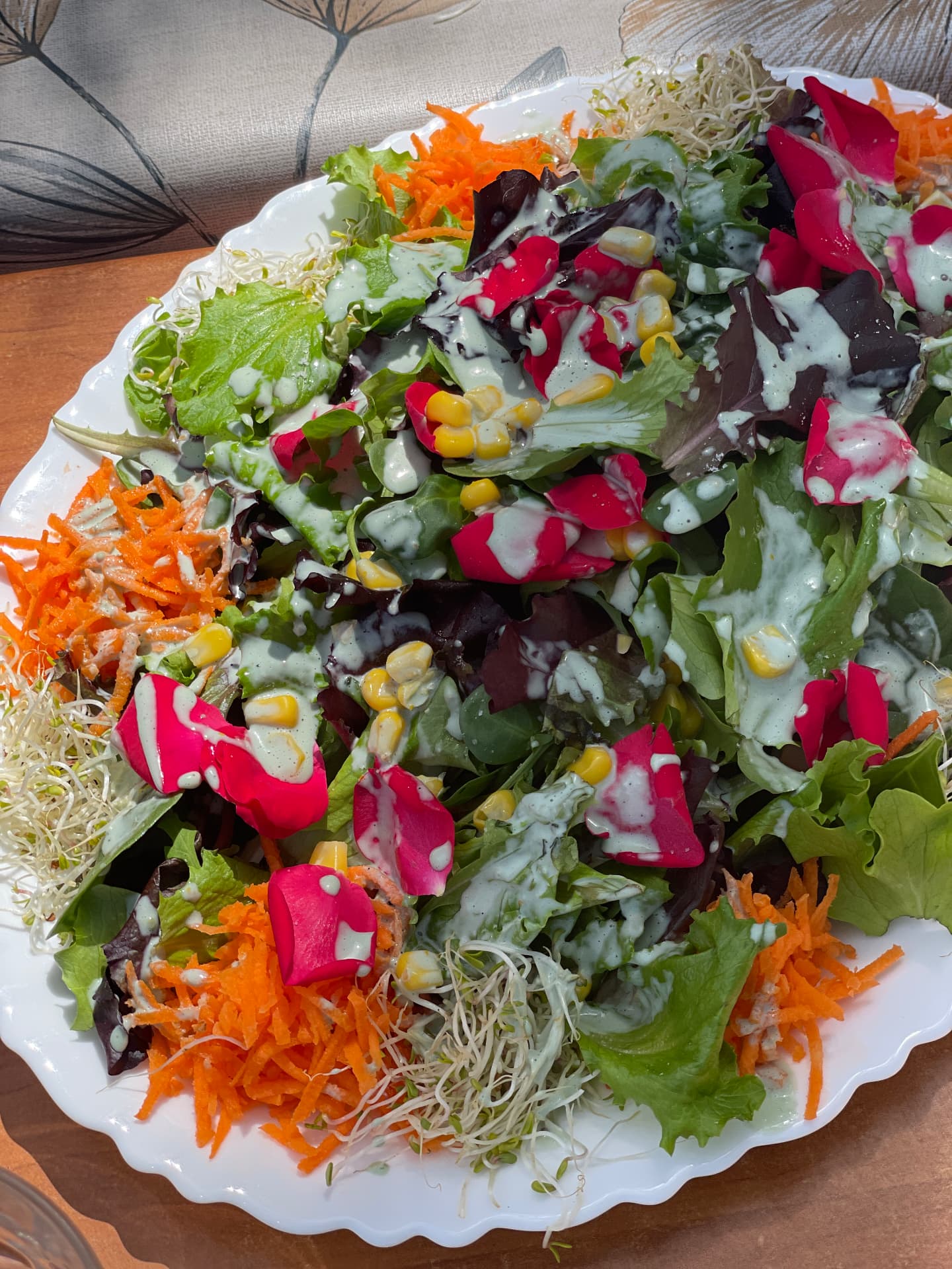 Ensalada con flores en una comida del retiro