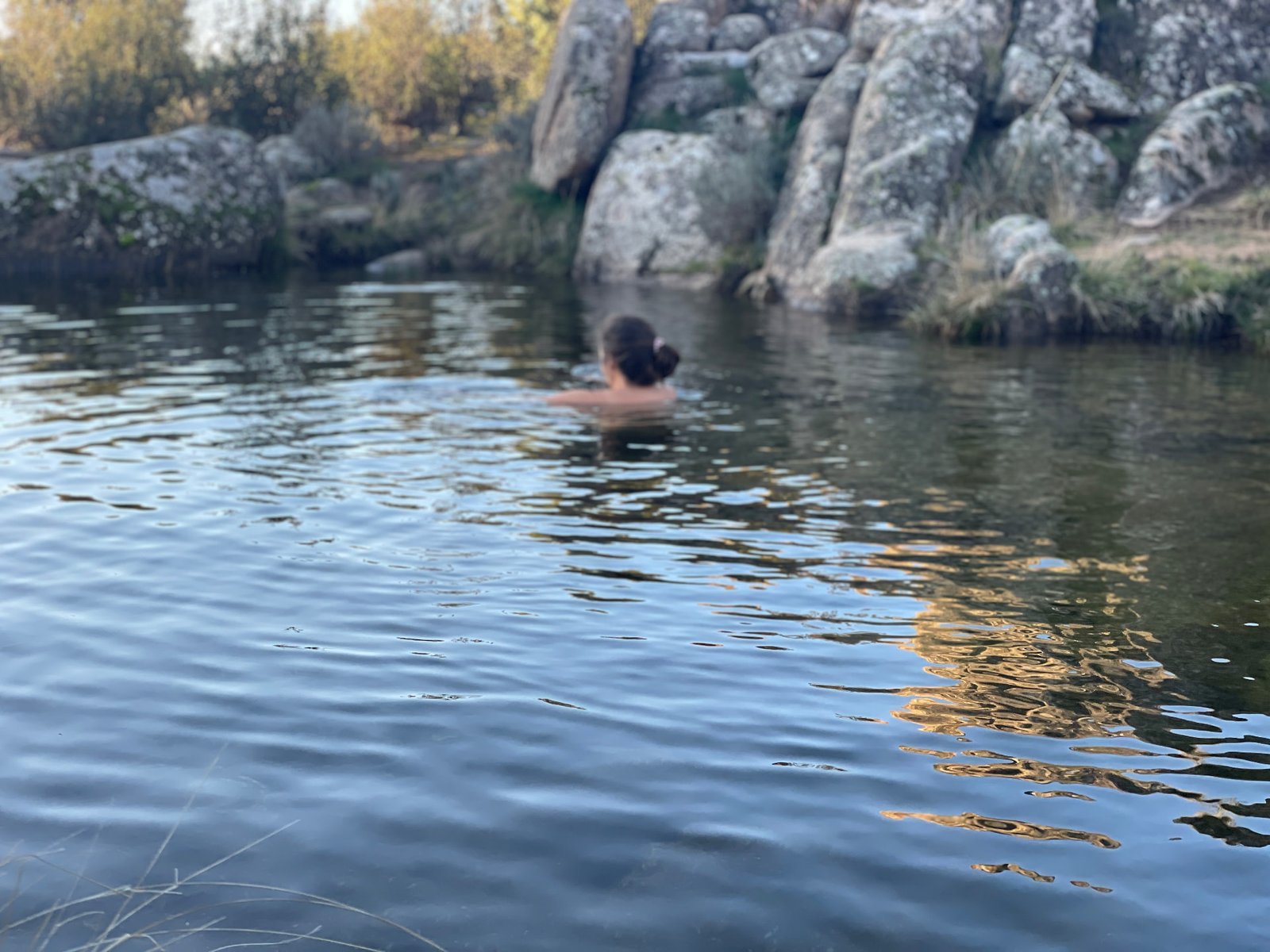Baño en una poza natural de La Pedriza