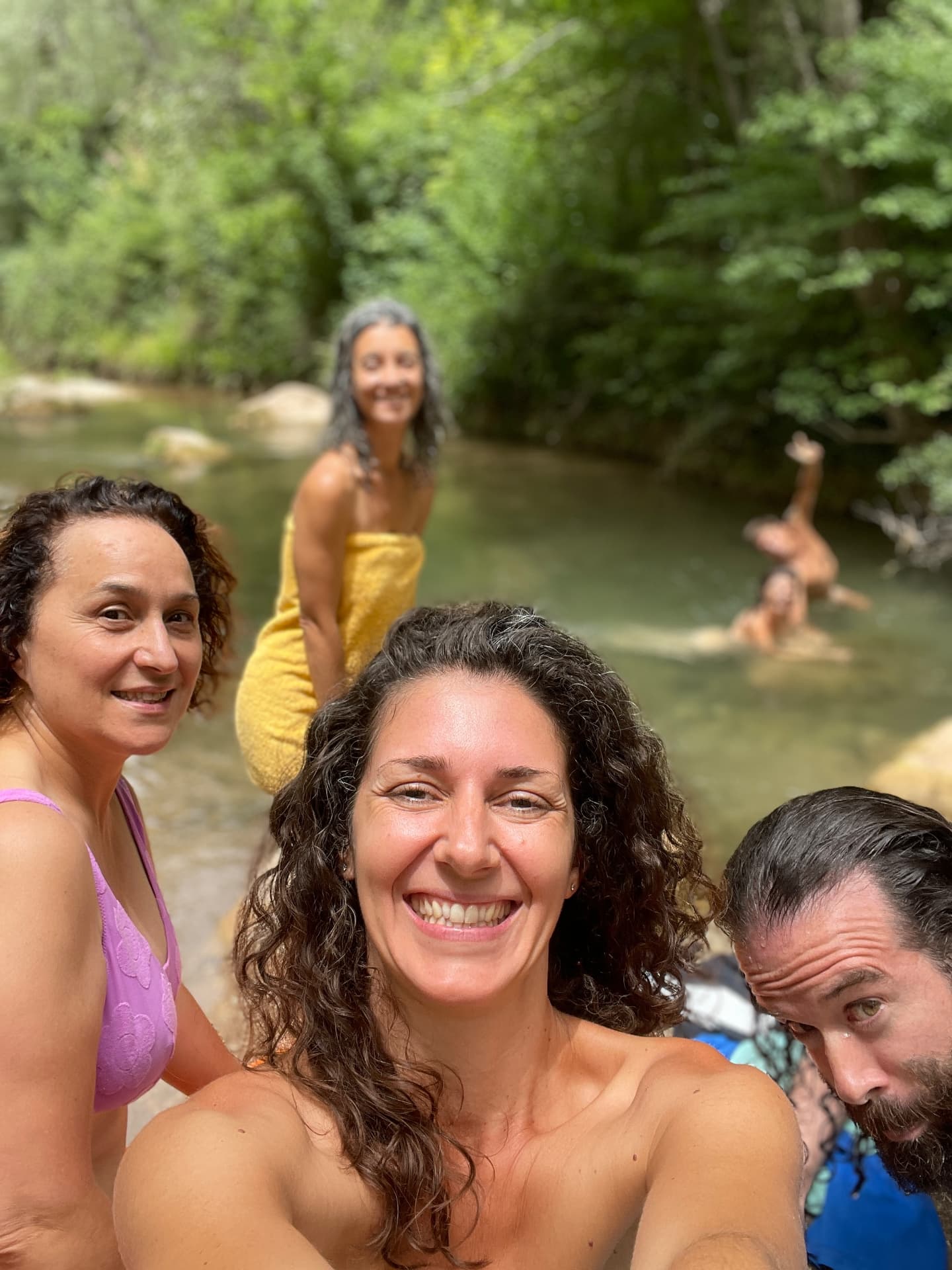 Grupo de participantes en el agua