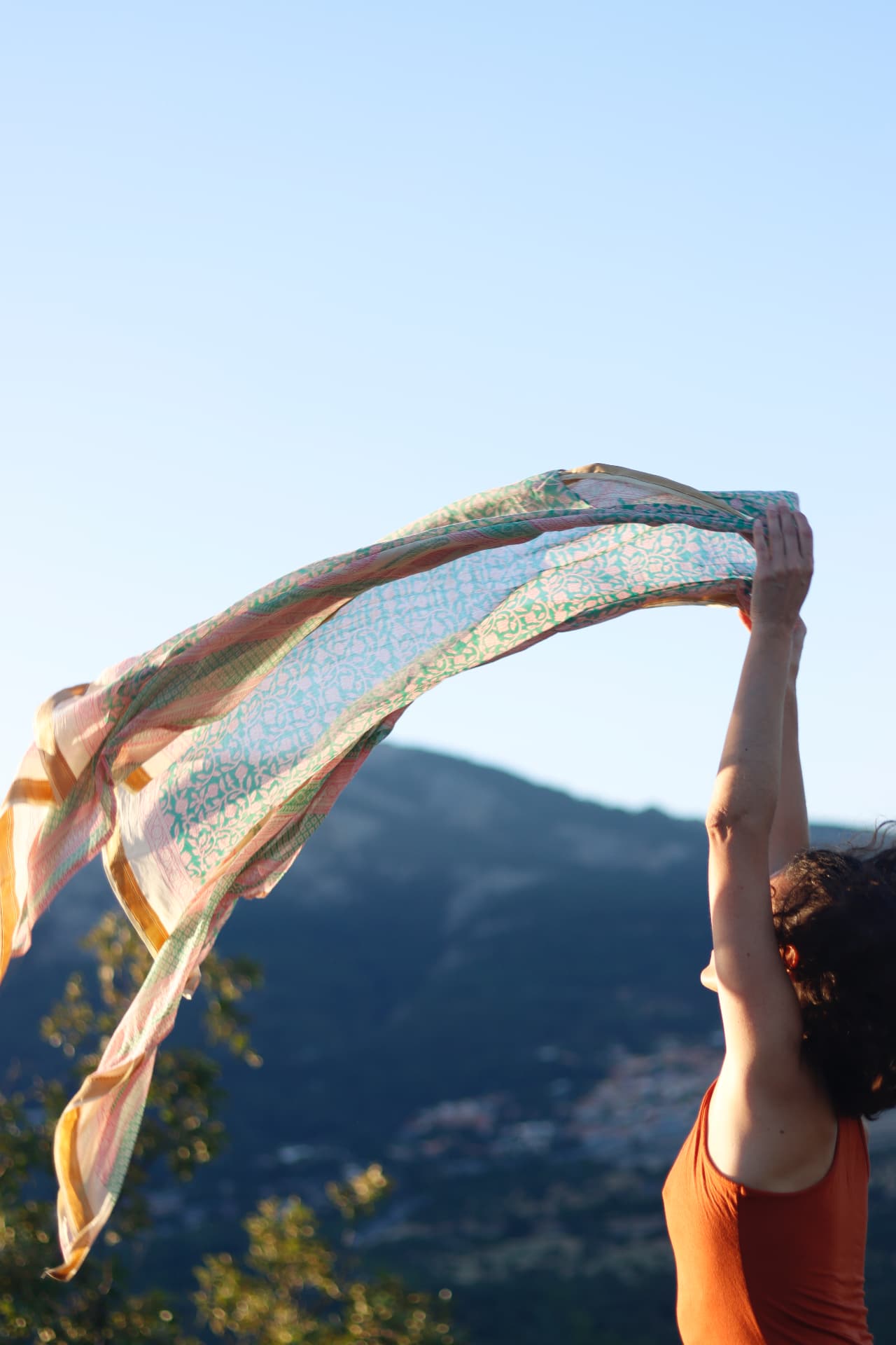 Movimiento sereno durante una práctica de danza somática